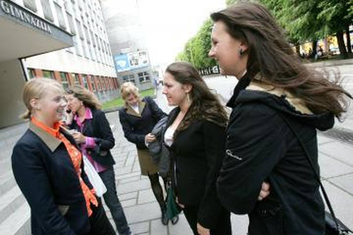 Moksleivius vežios nauji geltonieji autobusai