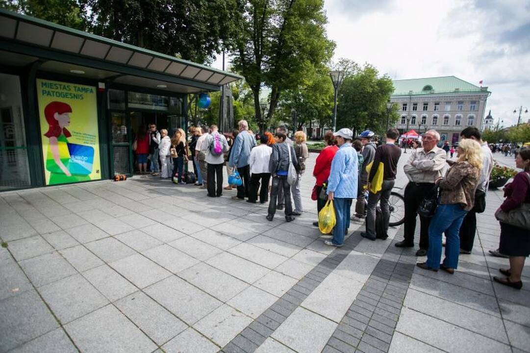 Norint pasipildyti naująjį e.bilietą, tenka stovėti eilėje