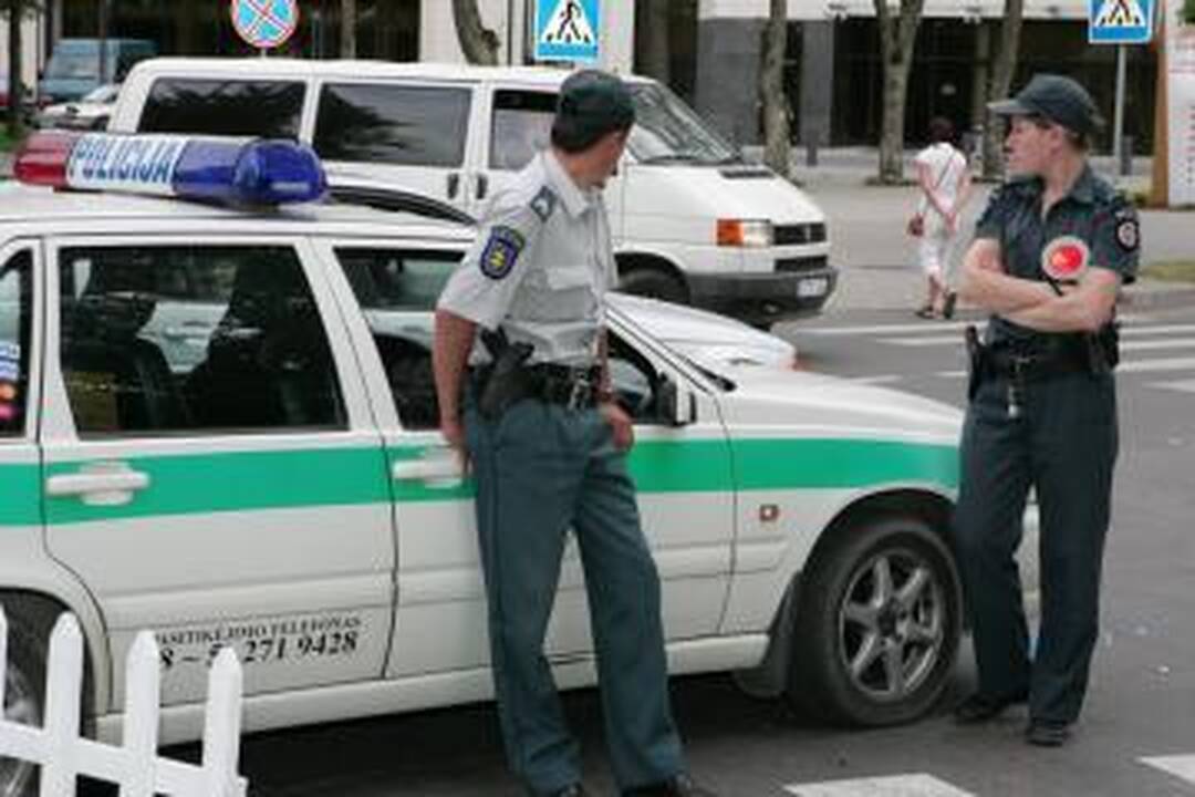 Neblaivus policininkas nenorėjo mokėti už prekes 