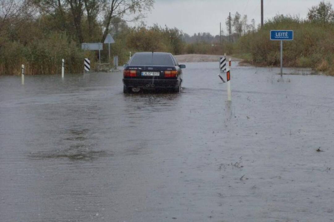 Šilutės rajone patvinusi upė paskandino tiltą