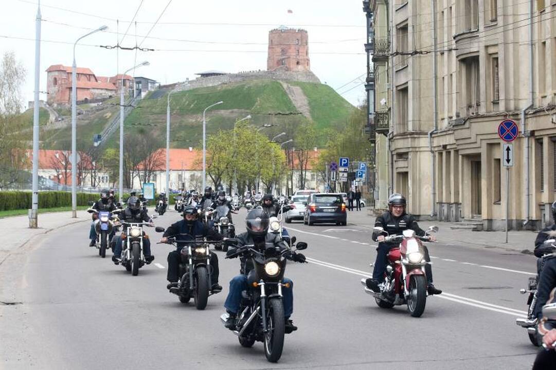 Triukšminga kolona sostinės gatvėse atidarytas baikerių sezonas
