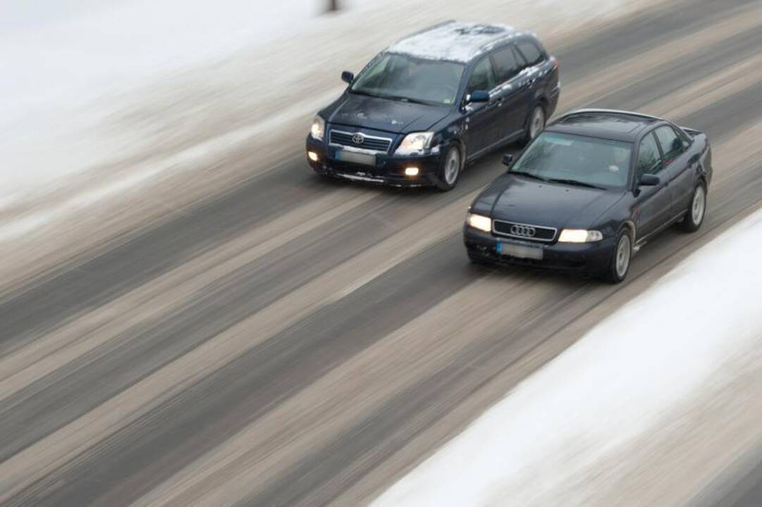 Šiaurės ir vidurio Lietuvoje eismo sąlygos itin sudėtingos