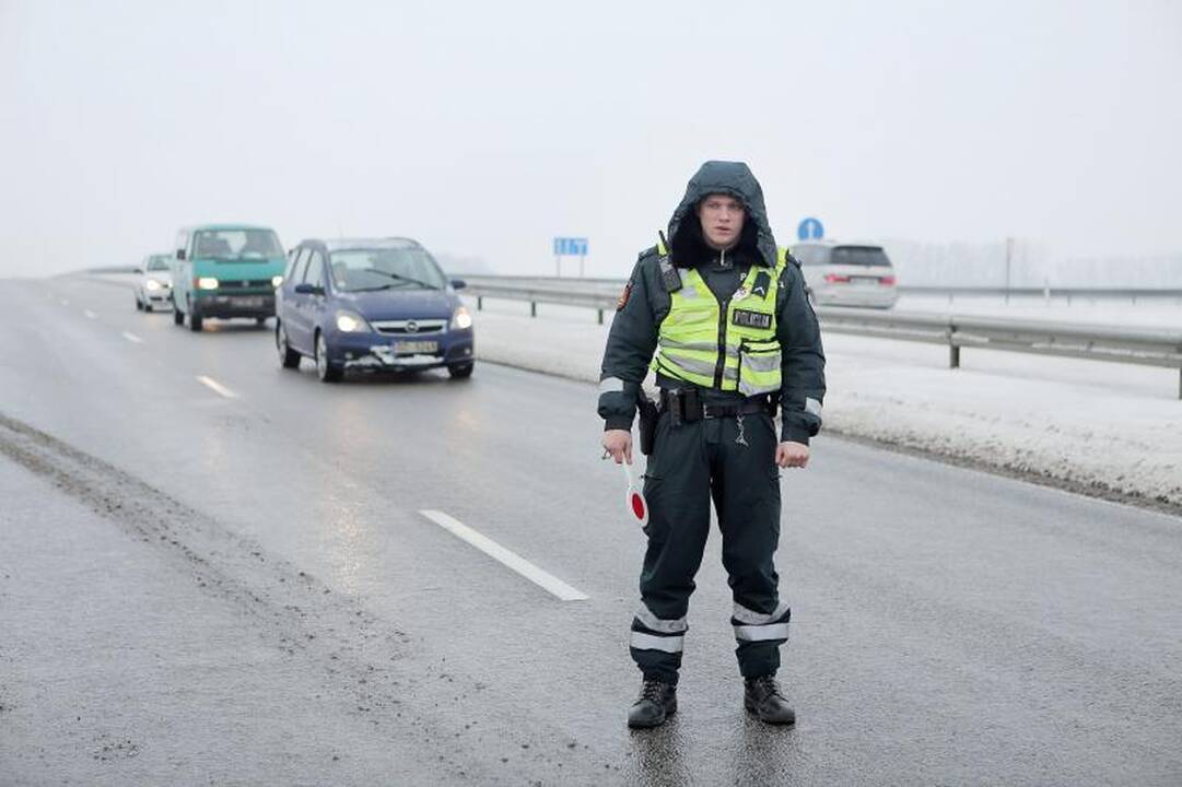 Girtas vairuotojas viaduką vilkiku atakavo atbulas