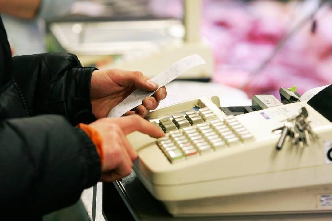Iš Kauno parduotuvės vyrukas spruko su kasos aparatu