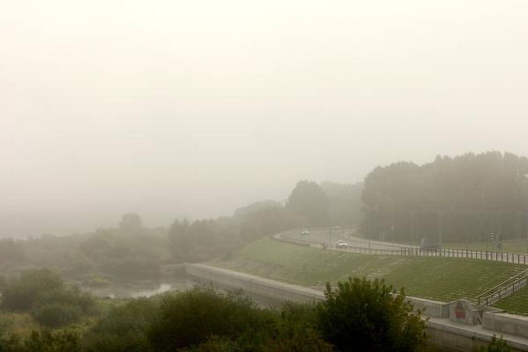 Kelininkai įspėja: daug kur Lietuvoje lynoja, tvyro rūkas