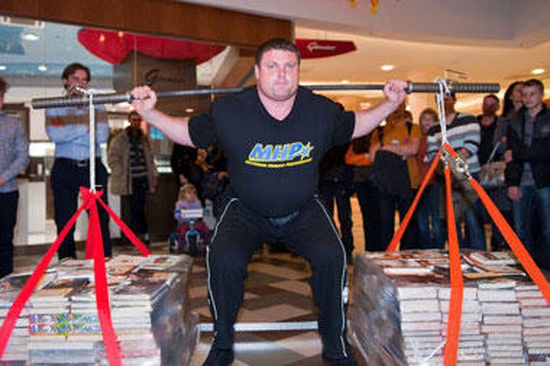 Galiūnas Ž.Savickas pakėlė daugiau kaip 400 kg knygų