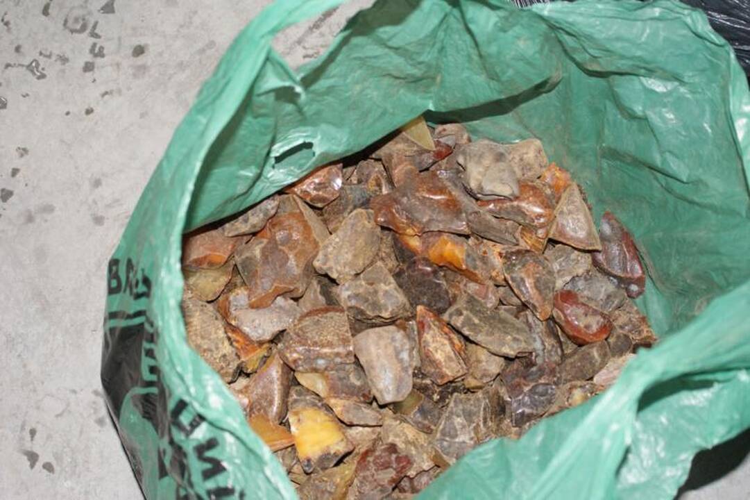 Prie Klaipėdos muitininkai sulaikė nelegalaus ukrainietiško gintaro