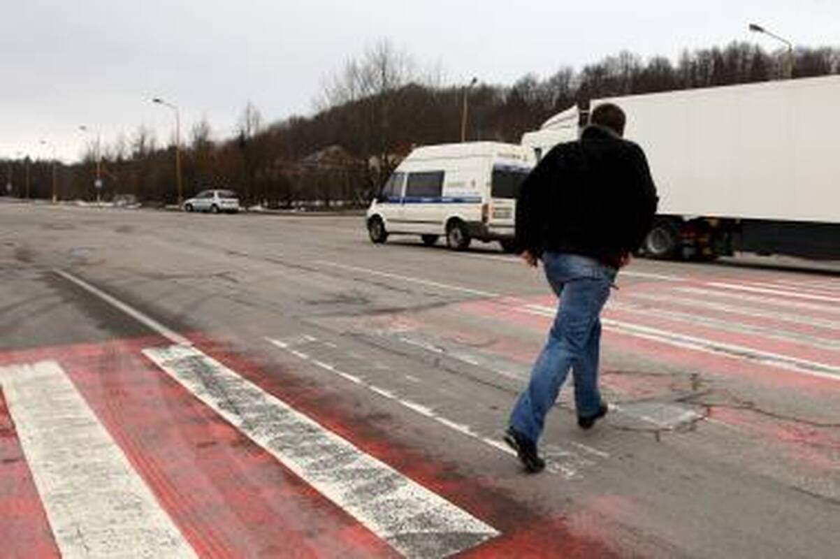 Raudona perėjų spalva ištirpo kartu su sniegu