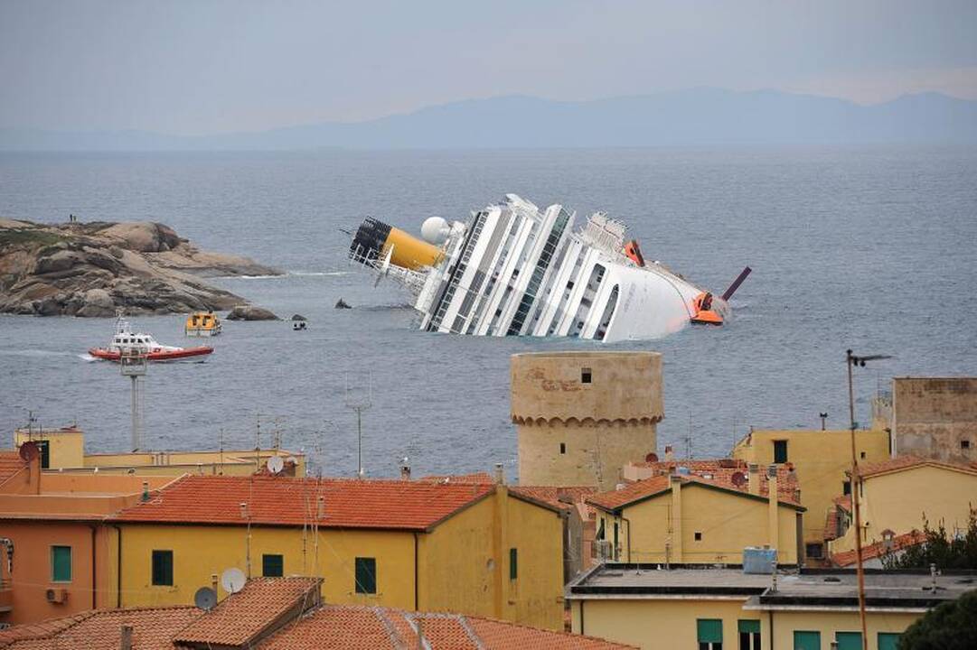 „Costa Concordia“ kapitonas pripažino pasukęs per vėlai