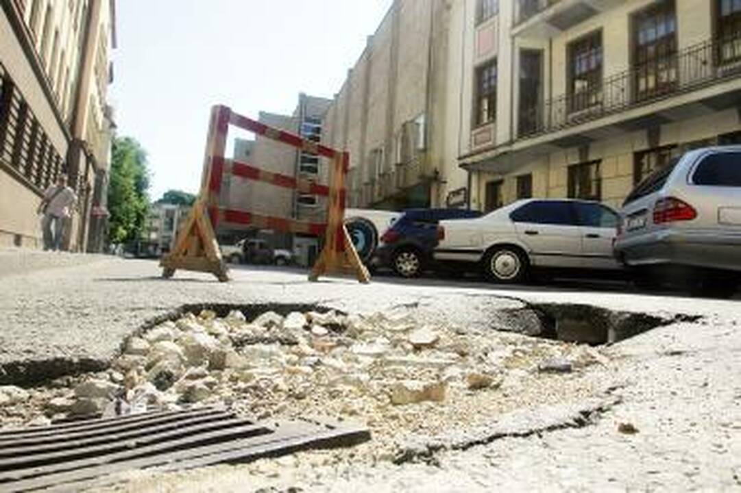 Duobėje prakirstos padangos. Kas atlygins žalą?