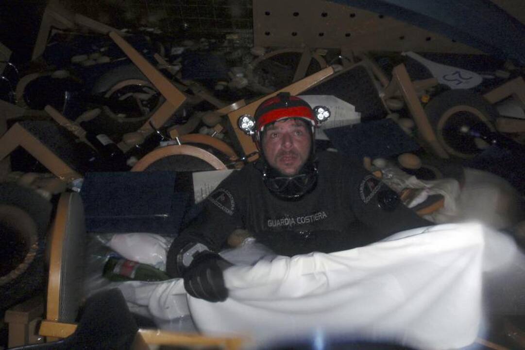 „Costa Concordia“ kapitonas pripažino pasukęs per vėlai