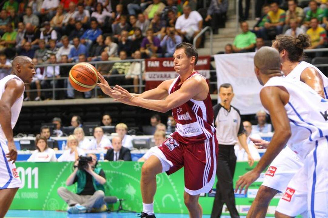 Užstrigusi latvių toliašaudė artilerija ir T.Parkerio benefisas