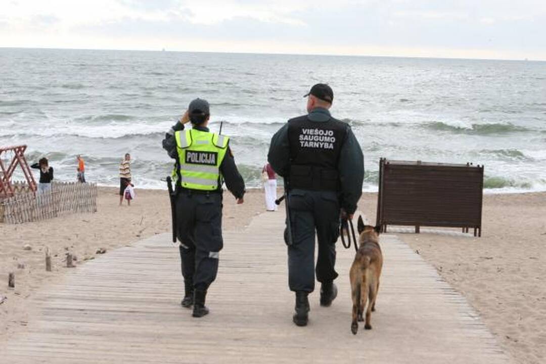 Pajūrio tualete moteris filmavęs iškrypėlis dar nenustatytas