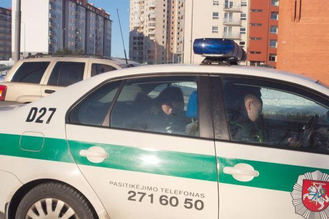 Eismo įvykiai Vilniuje: autobusiukas nukrito nuo šlaito