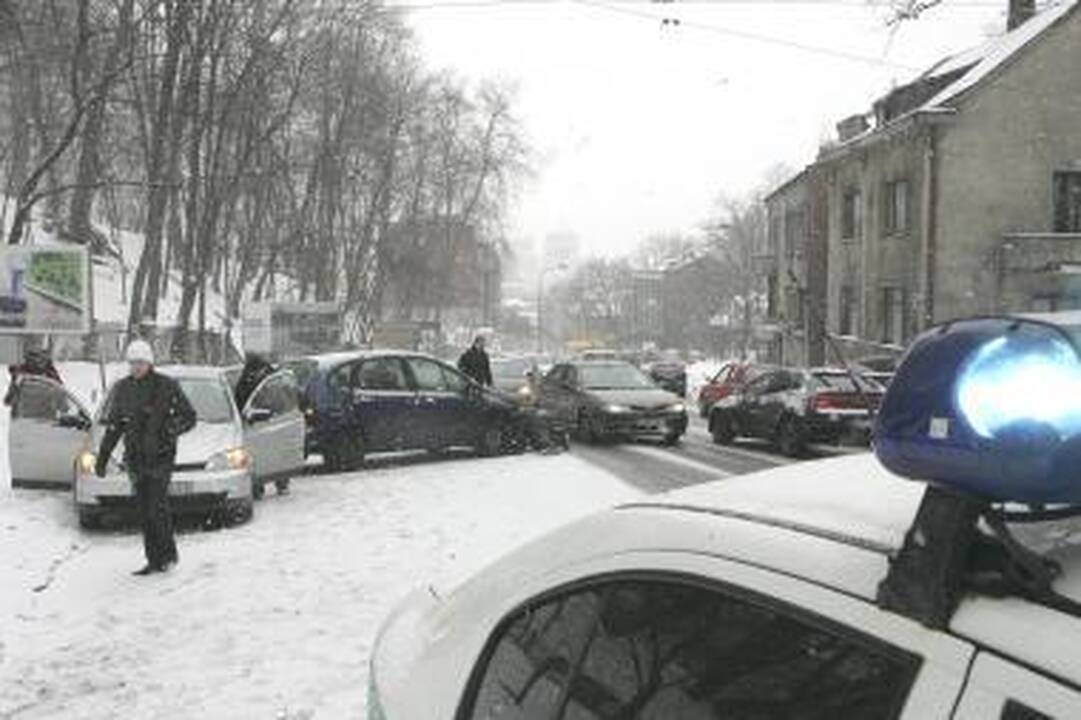 Eismo sąlygos Kaune sudėtingos, Šančiuose - mikroautobusų avarija (papildyta)