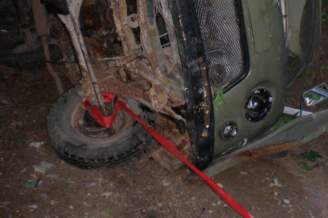 Iš apvirtusio automobilio ištrauktas vyras mirė vežamas į ligoninę