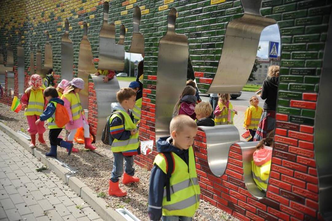 Vaikų darželių auklėtiniai pakartojo Baltijos kelią