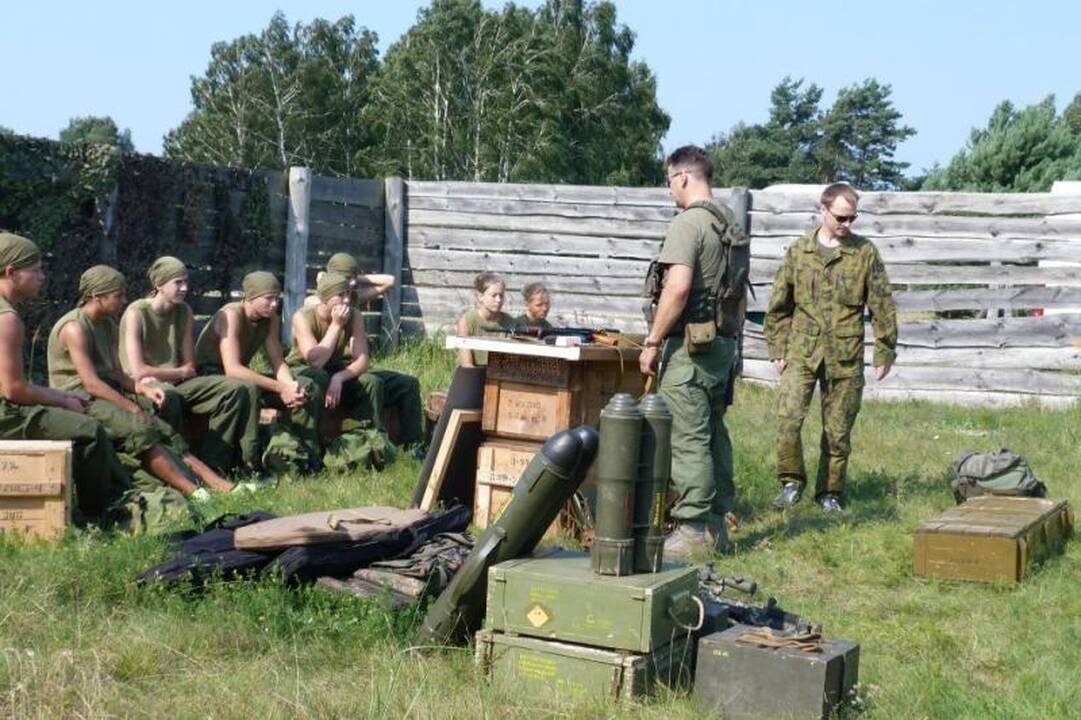 Į sukarintą stovyklą Kairių poligone – ir mergaitės
