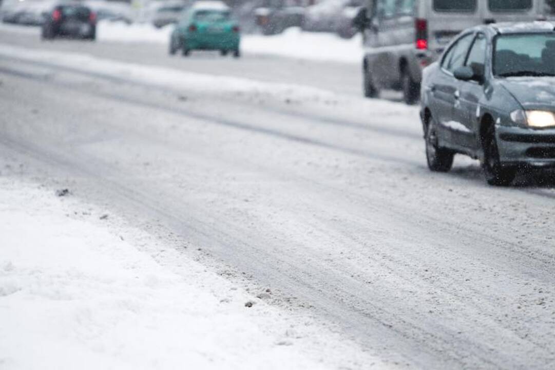 Eismo sąlygas sunkina plikledis - kelininkai