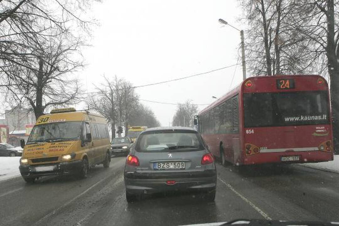 Eismo sąlygos Kaune sudėtingos, Šančiuose - mikroautobusų avarija (papildyta)
