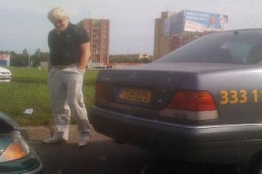 Į V.Šustausko taksi automobilį įvažiavo mergina