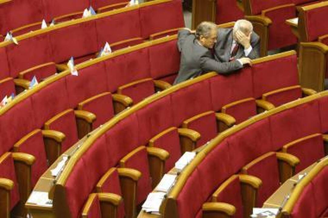 Ukrainos parlamento pirmininkas iš tribūnos parodė montiruotes ir grandines, įneštas į Rados salę