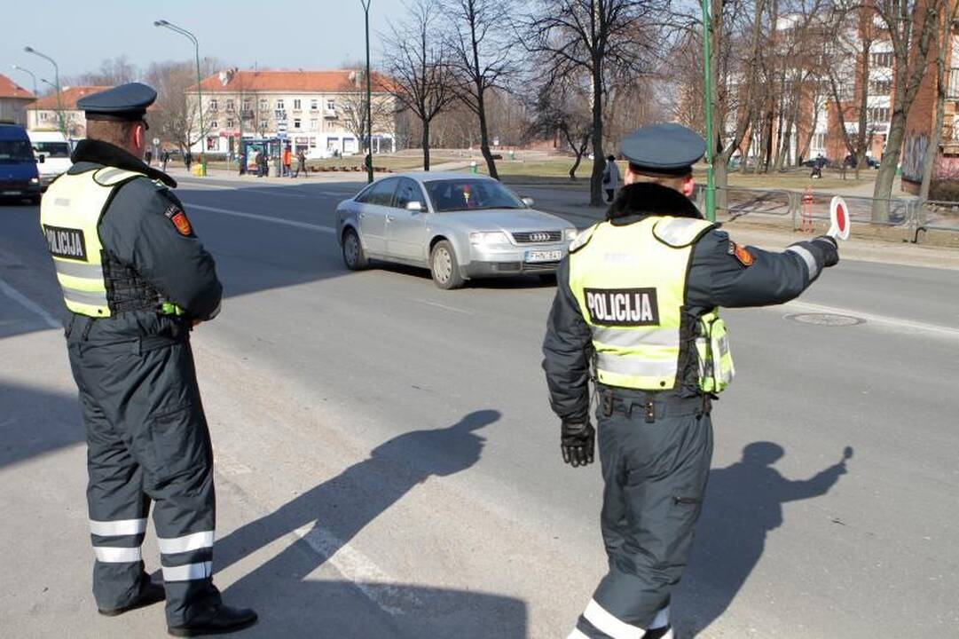 Policijos pareigūnai savaitgalį tikrins, ar kolegos vairuoja blaivūs
