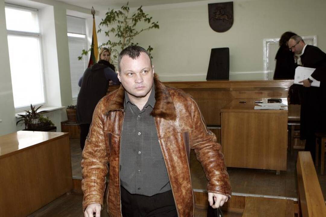 Kyšininkavimu įtariamą Kauno policininką siūloma įkalinti 5 metams