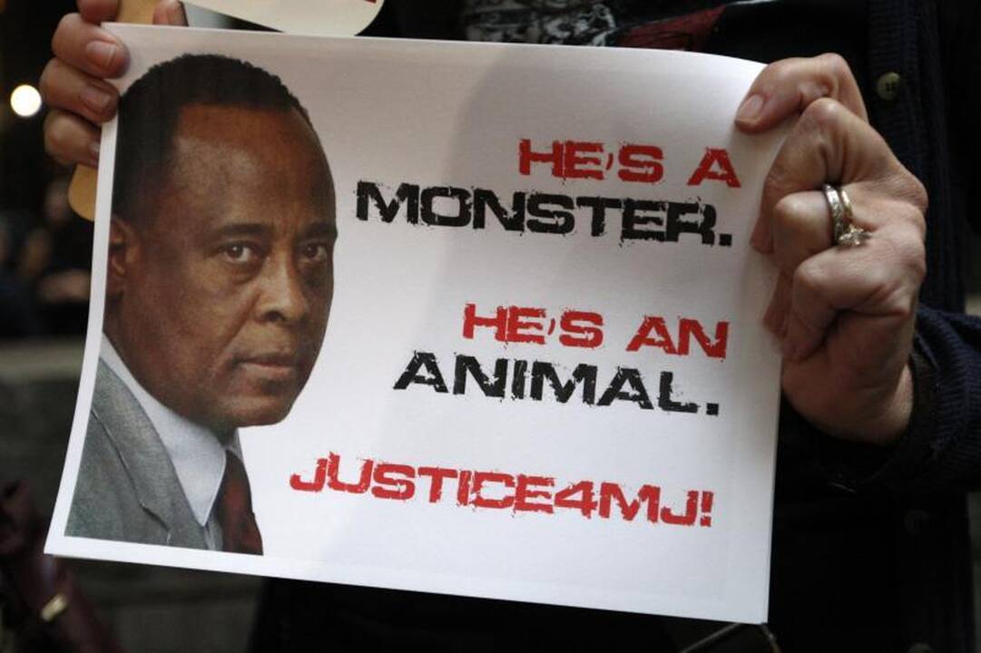 Teisme parodyta M.Jacksono lavono nuotrauka