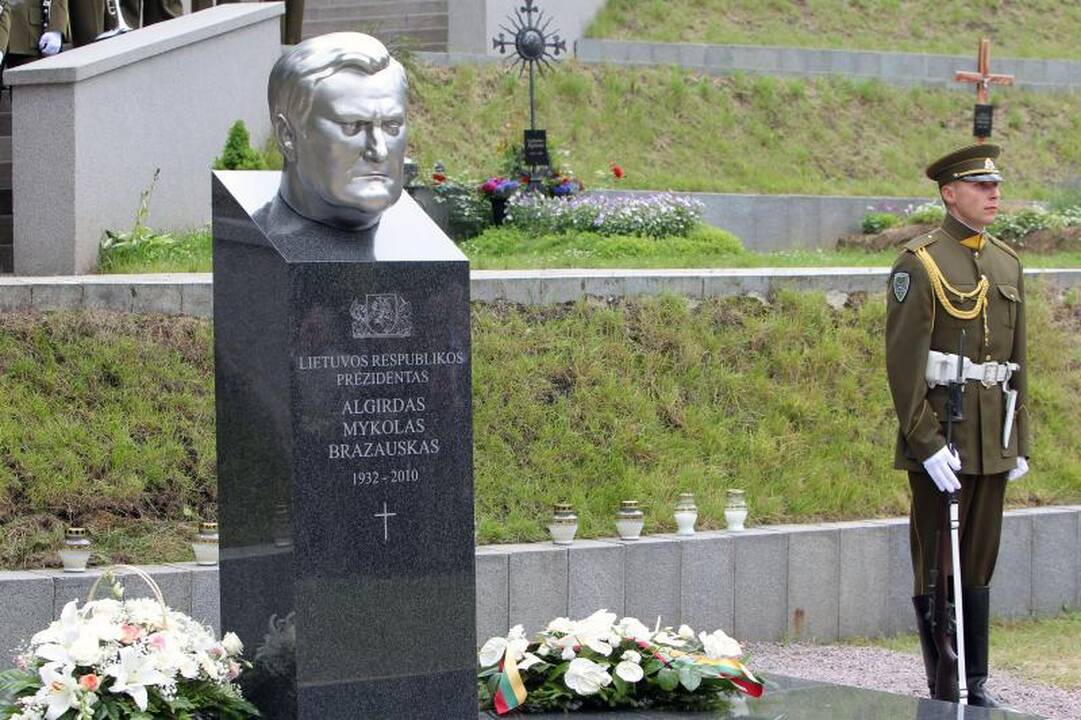 A. Brazausko kapas – lankomiausias Antakalnio kapinėse