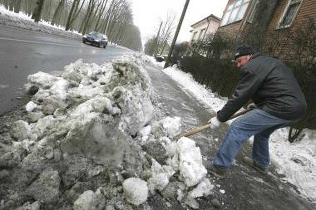 Sniego luitai ant šaligatvių piktina pėsčiuosius