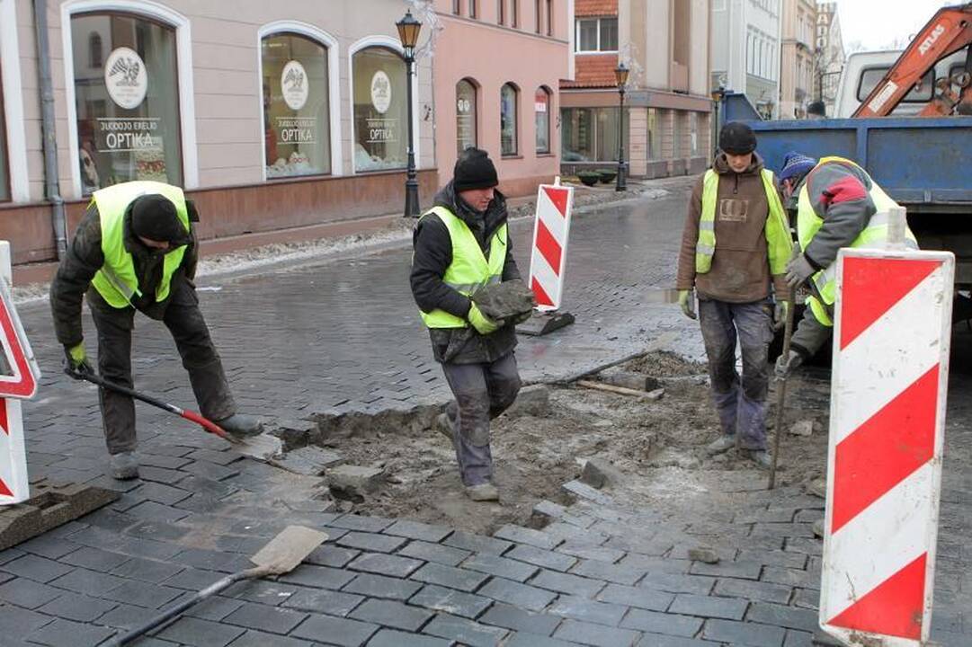 Atsitraukus šalčiams Tiltų gatvėje atsivėrė smegduobė
