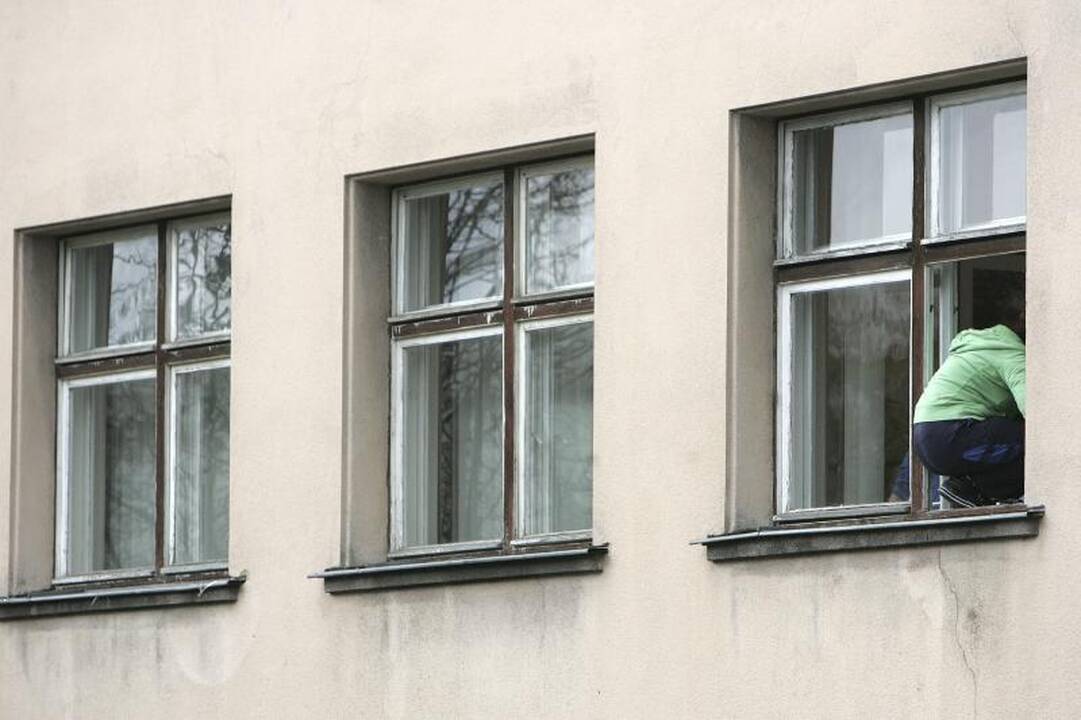 Ukmergėje pro ligoninės langą iškrito ir mirė pacientė