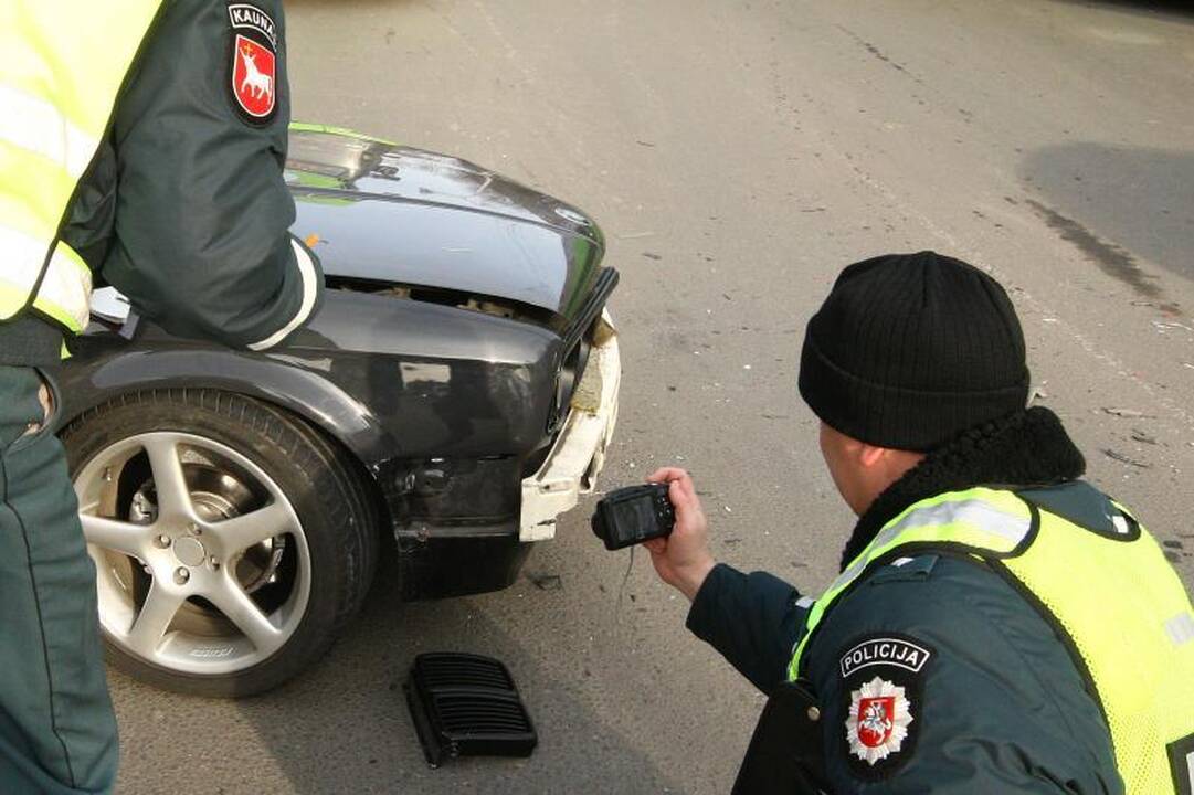 Girtas BMW vairuotojas Kaune traiškė automobilius