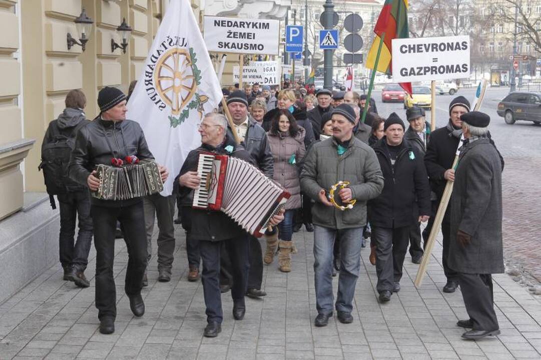 Po D.Grybauskaitės langais aidėjo: „Paduok, sesute, kardą“