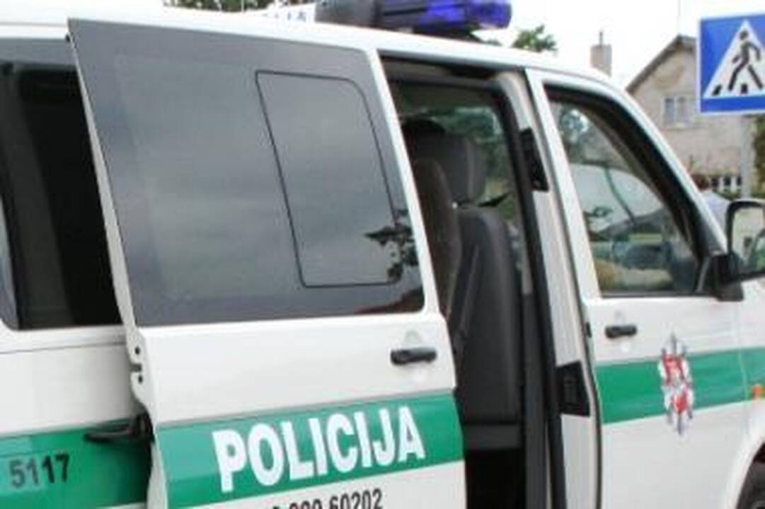 Vasario 16-ąją tarnybiniai policijos automobiliai - su vėliavėlėmis
