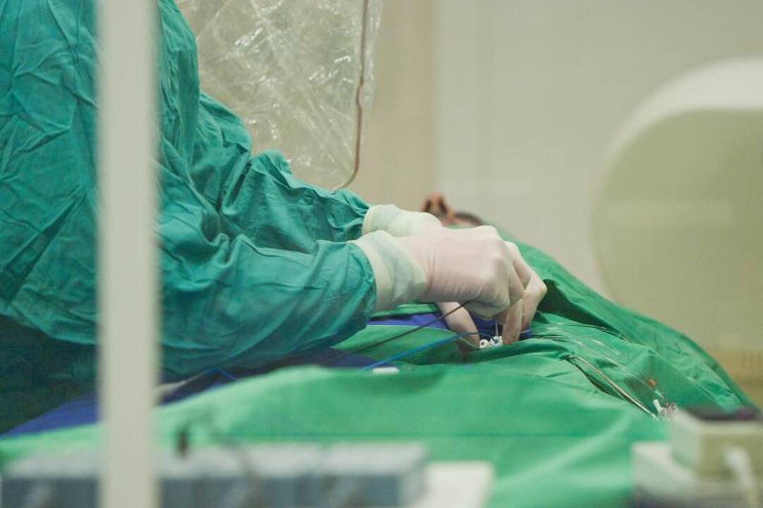 Ligoninėje mirė prie savo namų rastas sužeistas ir sušalęs senukas