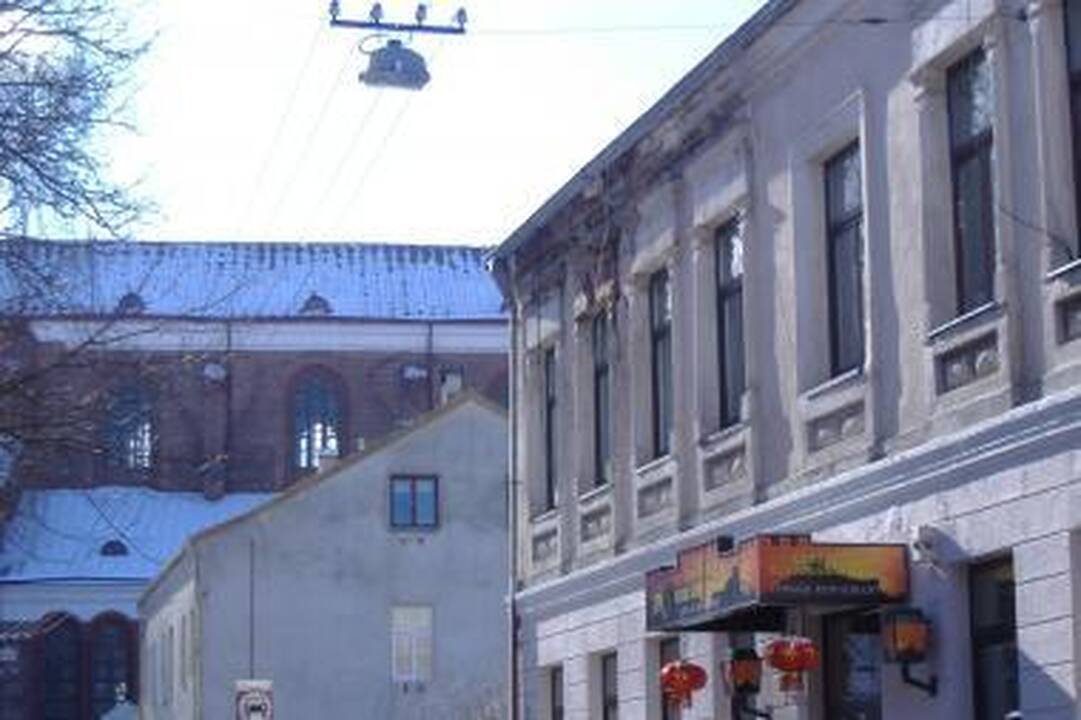 Kauno senamiestyje ant galvos krenta plytos