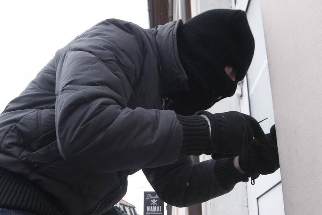 Į butą įsibrovę pažįstami vyriškiai apiplėšė jauną moterį