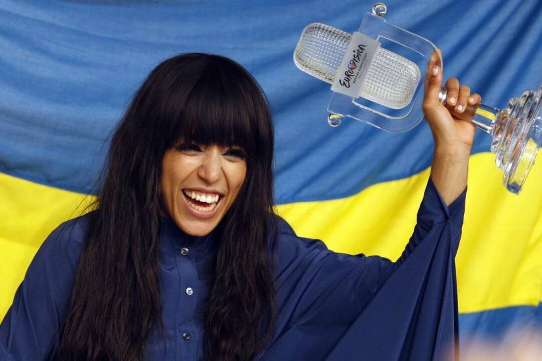 Per kelias valandas iš 10 kg vilnos ant moters „nulipdyta“ suknelė