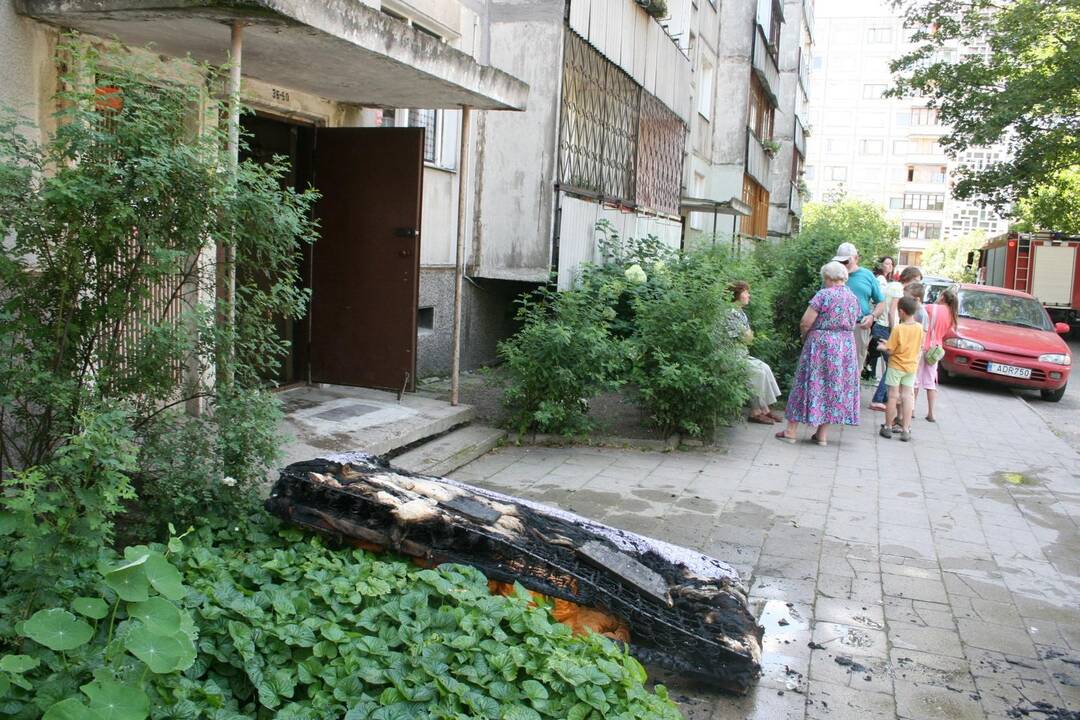 Iš degančio buto Žirmūnuose ugniagesiai išgelbėjo senutę