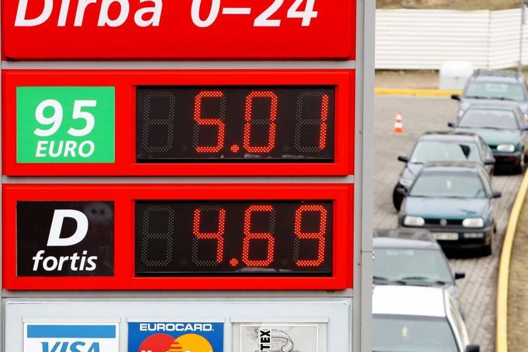 Litras benzino jau kainuoja daugiau nei 5 litus