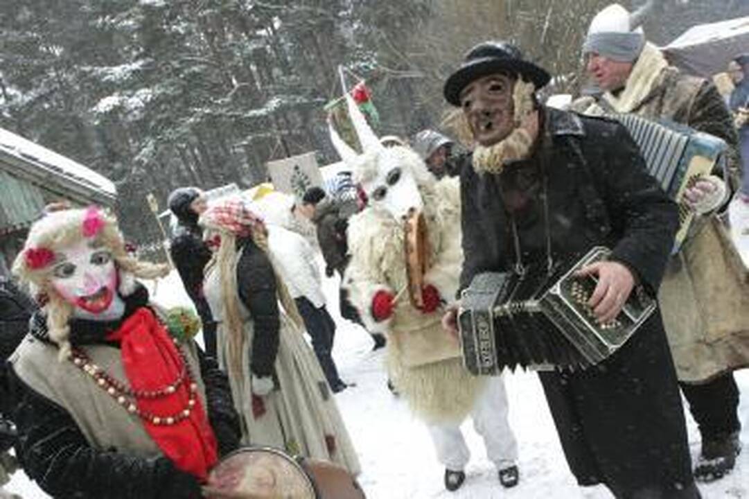 Užgavėnės Rumšiškėse: turgus, blynai ir žiemos išvarymas