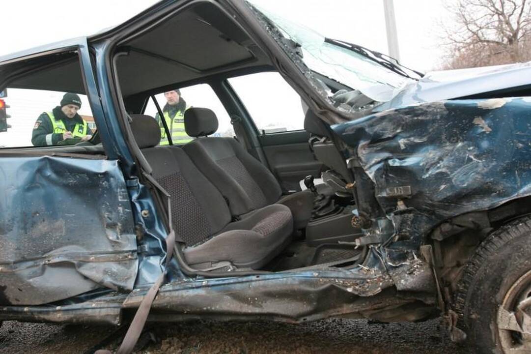 Sostinės gelbėtojai vadavo automobilyje prispaustą moterį