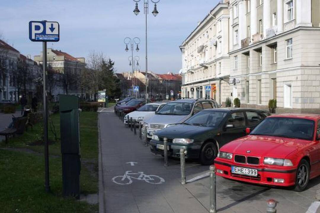 Vilniaus senamiestyje pabrango automobilių stovėjimas