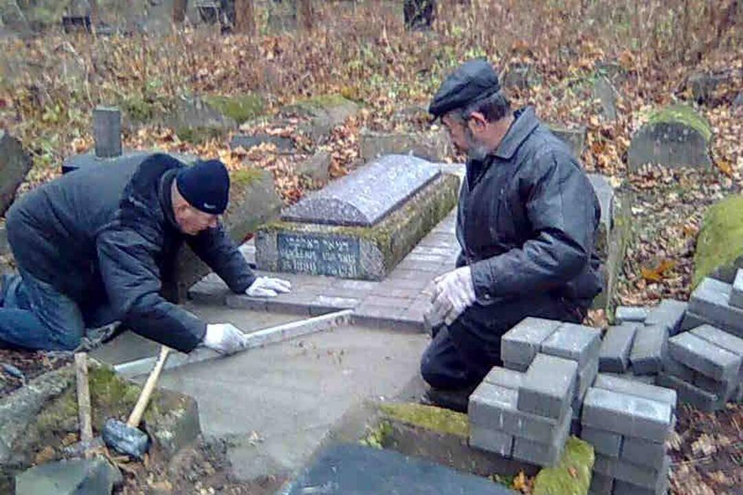 Žydų bendruomenė savo jėgomis restauravo D.Dolskio kapą