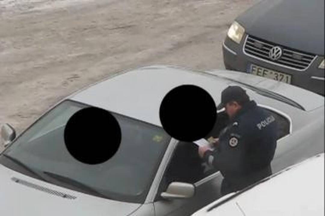 Galimai kyšį paėmęs policijos patrulis įkliuvo internete