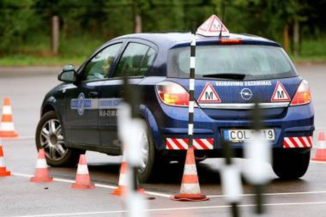 Pradinių praktinio vairavimo įgūdžių galės išmokyti šeimos nariai