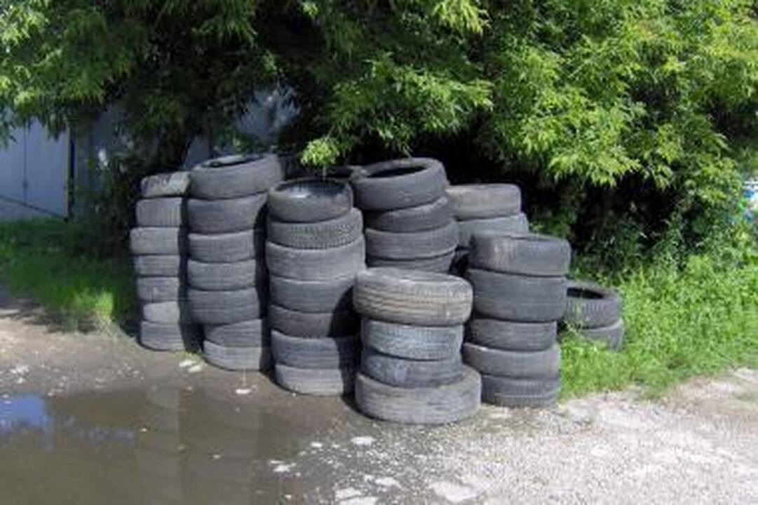Ne vietoje išmestos padangos siutina komunalininkus