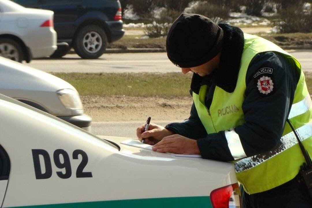 Policija kasdien elektros prietaisais tramdo agresyvius pažeidėjus